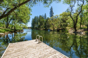 Let Your Stress Melt Away at the Cozy Cabin on the Cove - LAKEFRONT with Private Dock cabin
